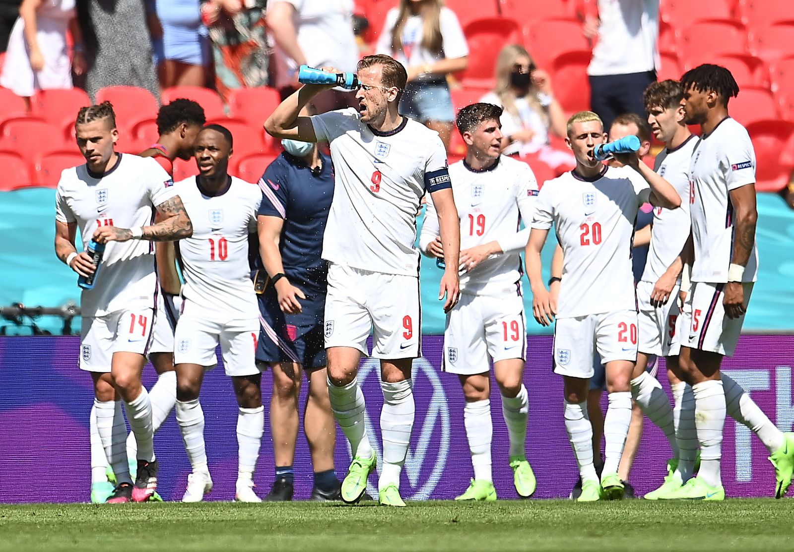 Kane se refresca en un momento del partido, en el que los ingleses han sido vencedores