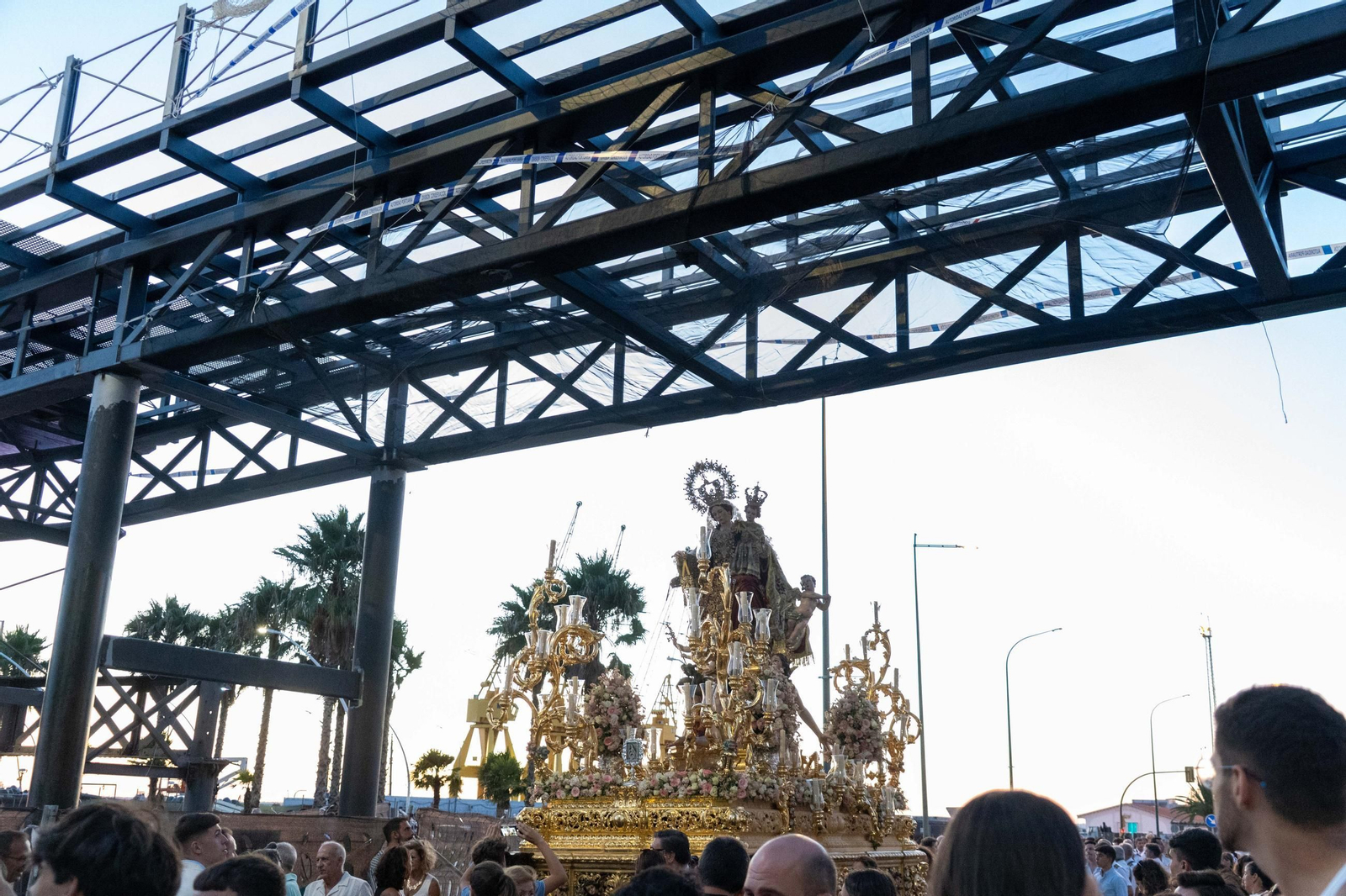 Imágenes de la procesión La Virgen del Carmen por las calles de Huelva