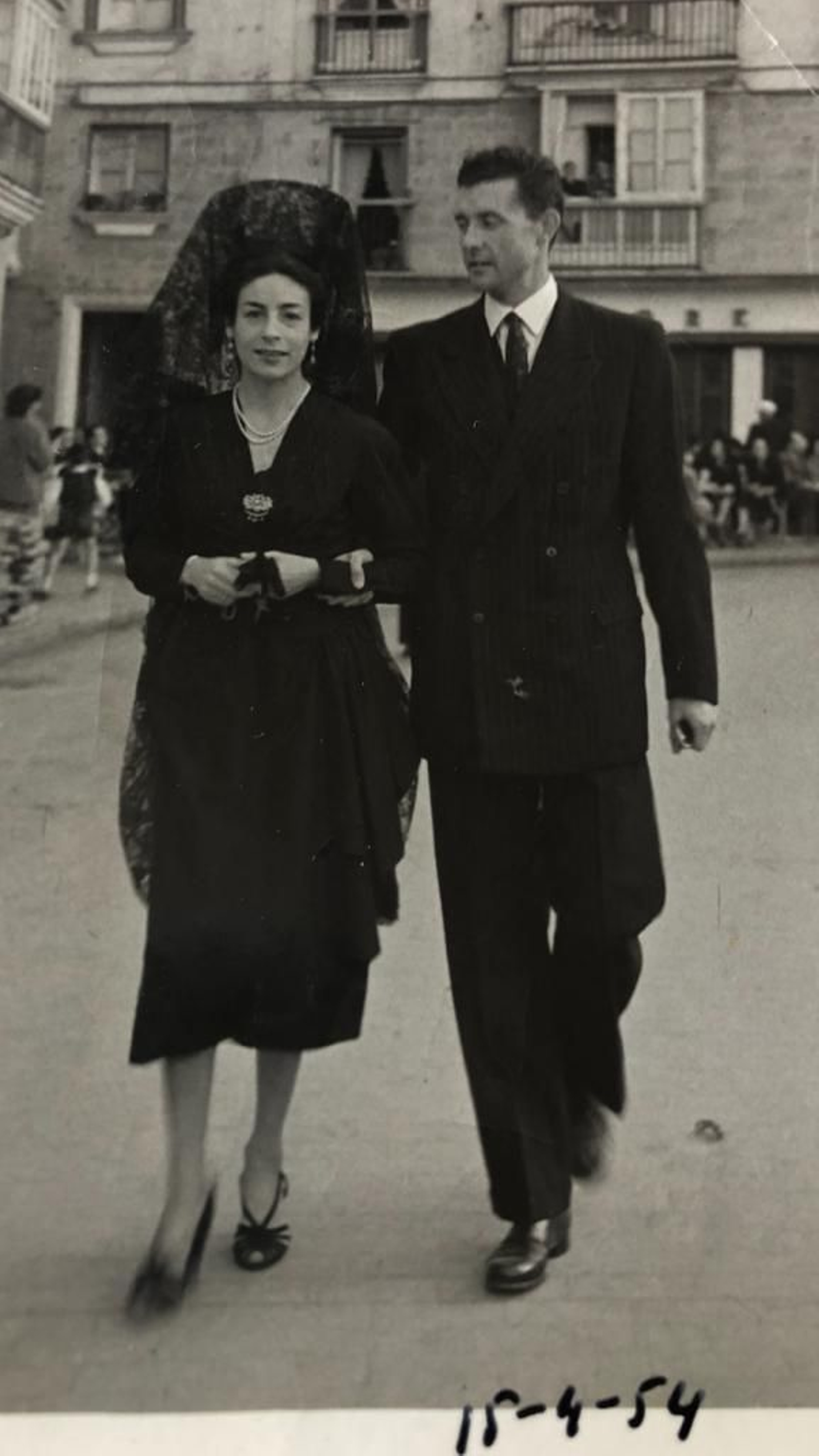 María de Sobrino y Carlos Dahl, en la plaza de San Antonio, durante la Semana Santa de 1954.