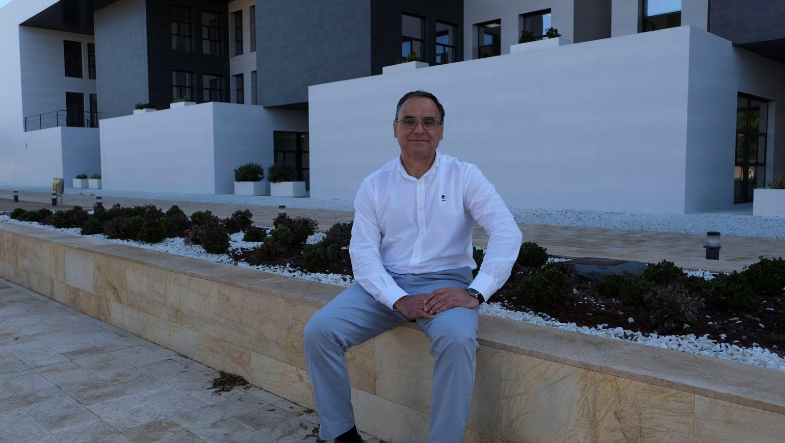 El candidato a rector de la Universidad de Almería, José Joaquín Céspedes, en la puerta del Edificio de Empresariales y Económicas donde tiene su despacho actualmente.