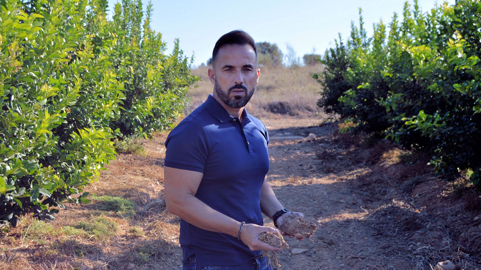 Francisco Jesús Montoya Sánchez, fundador y gerente de Bio Campojoyma, en la finca de cultivo de limón bio