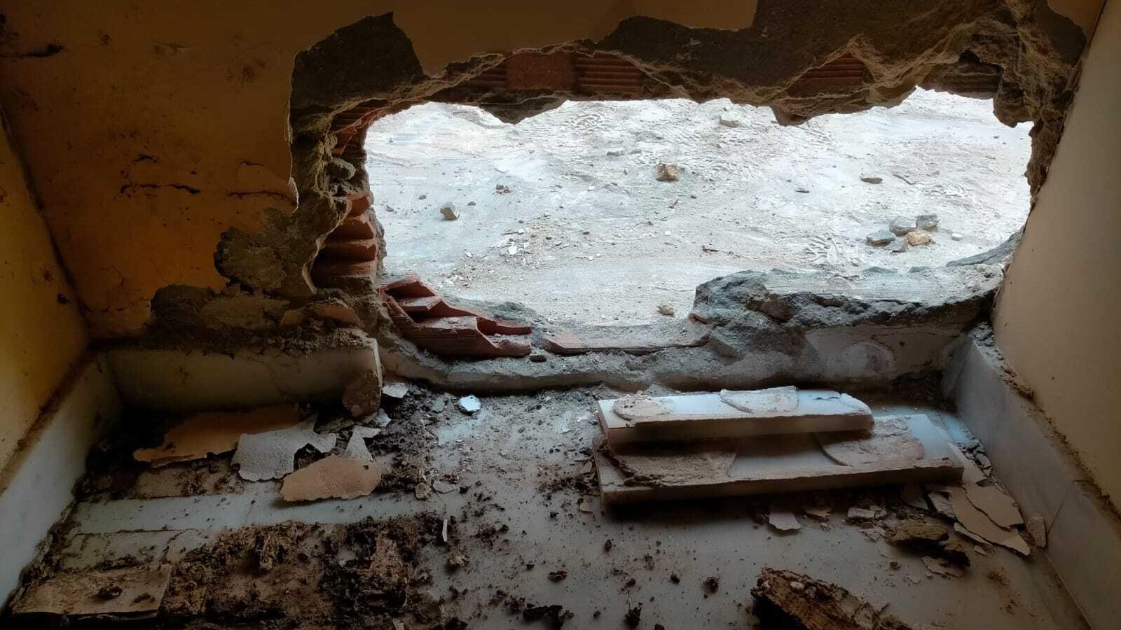 Uno de los agujeros que han hecho en las paredes.