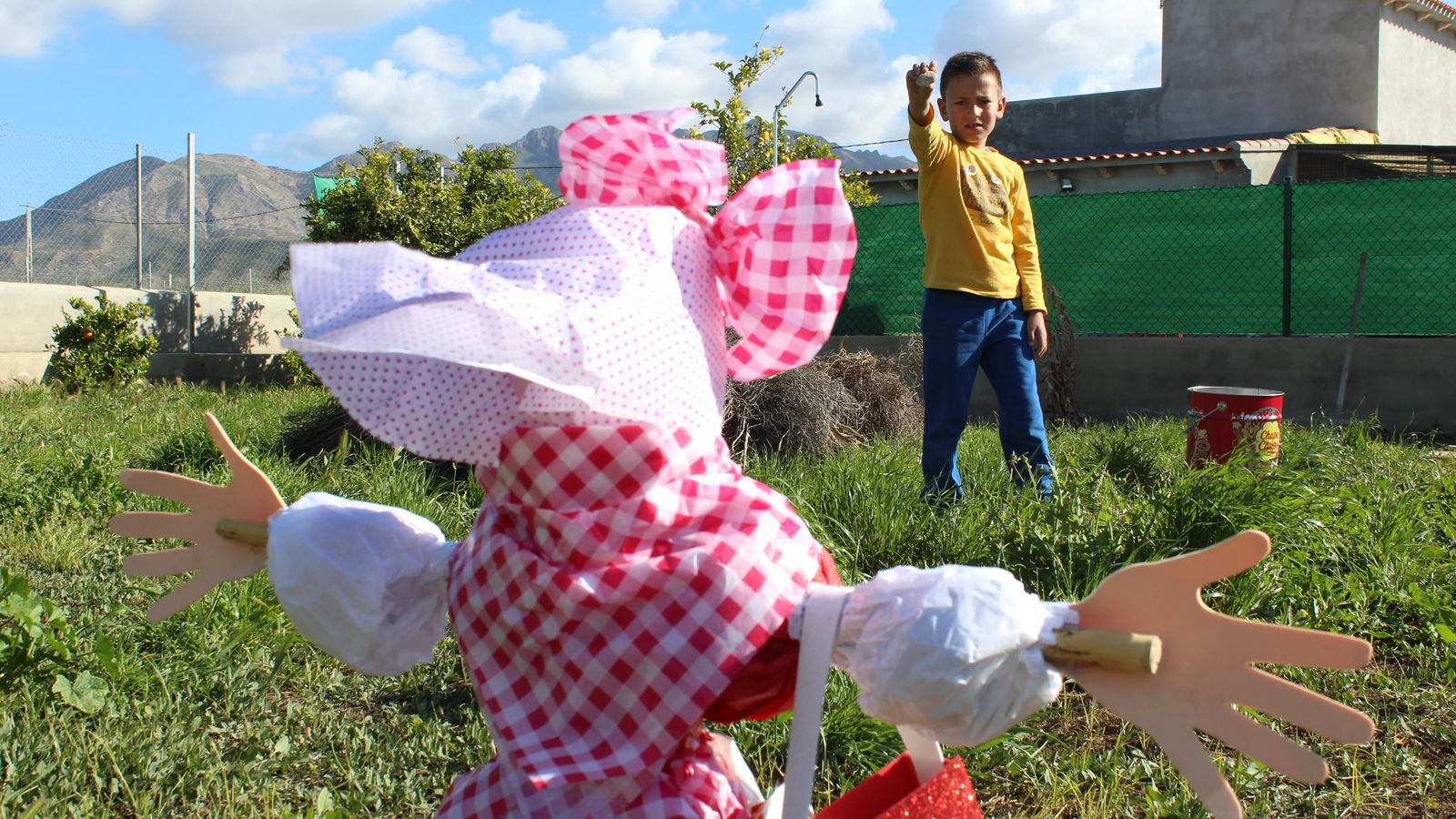 Un niño le tira una piedra a una vieja, en Turre.