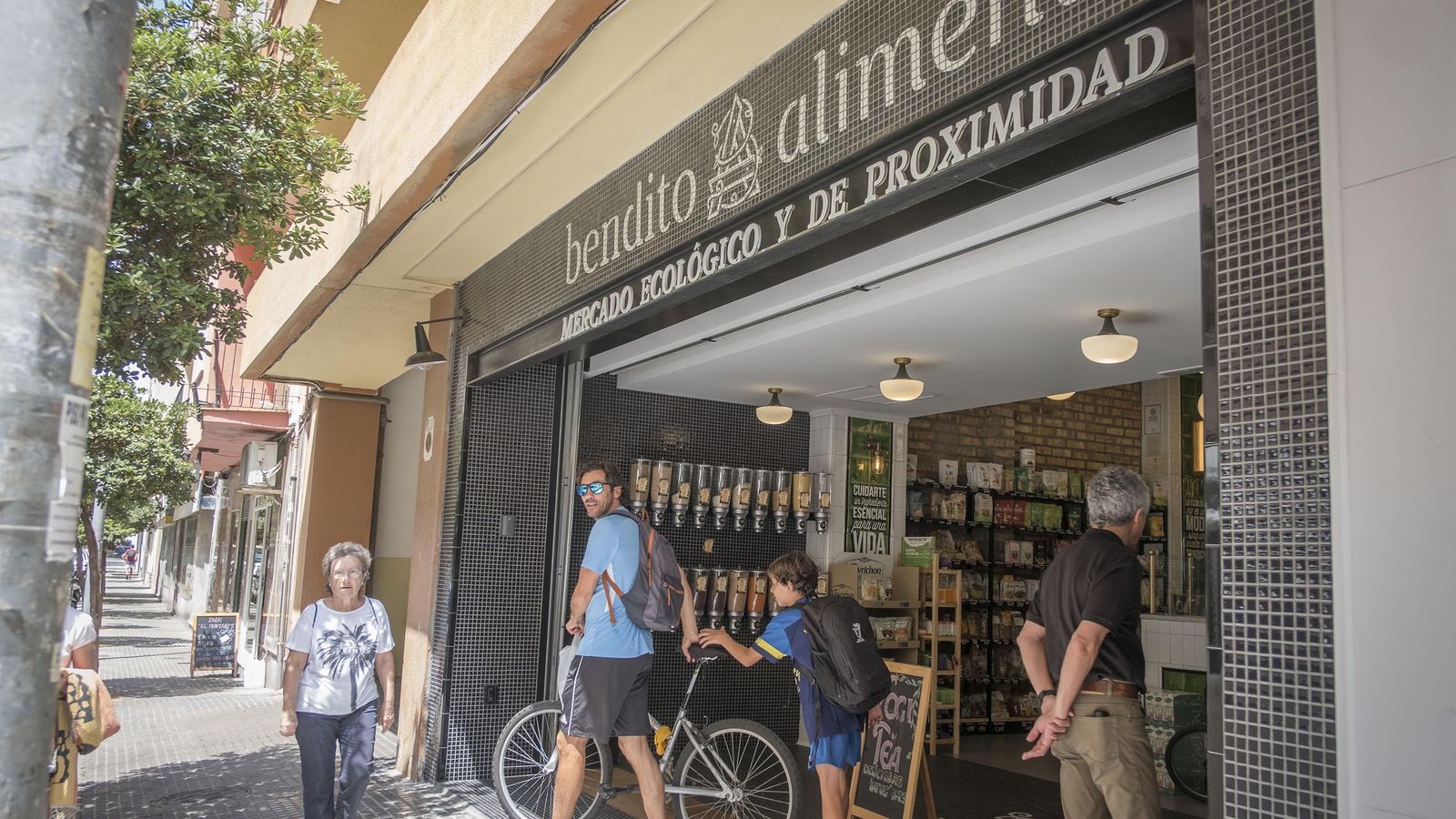 La calle Ciudad de Santander, vía comercial aledaña al 'Avecrem'.