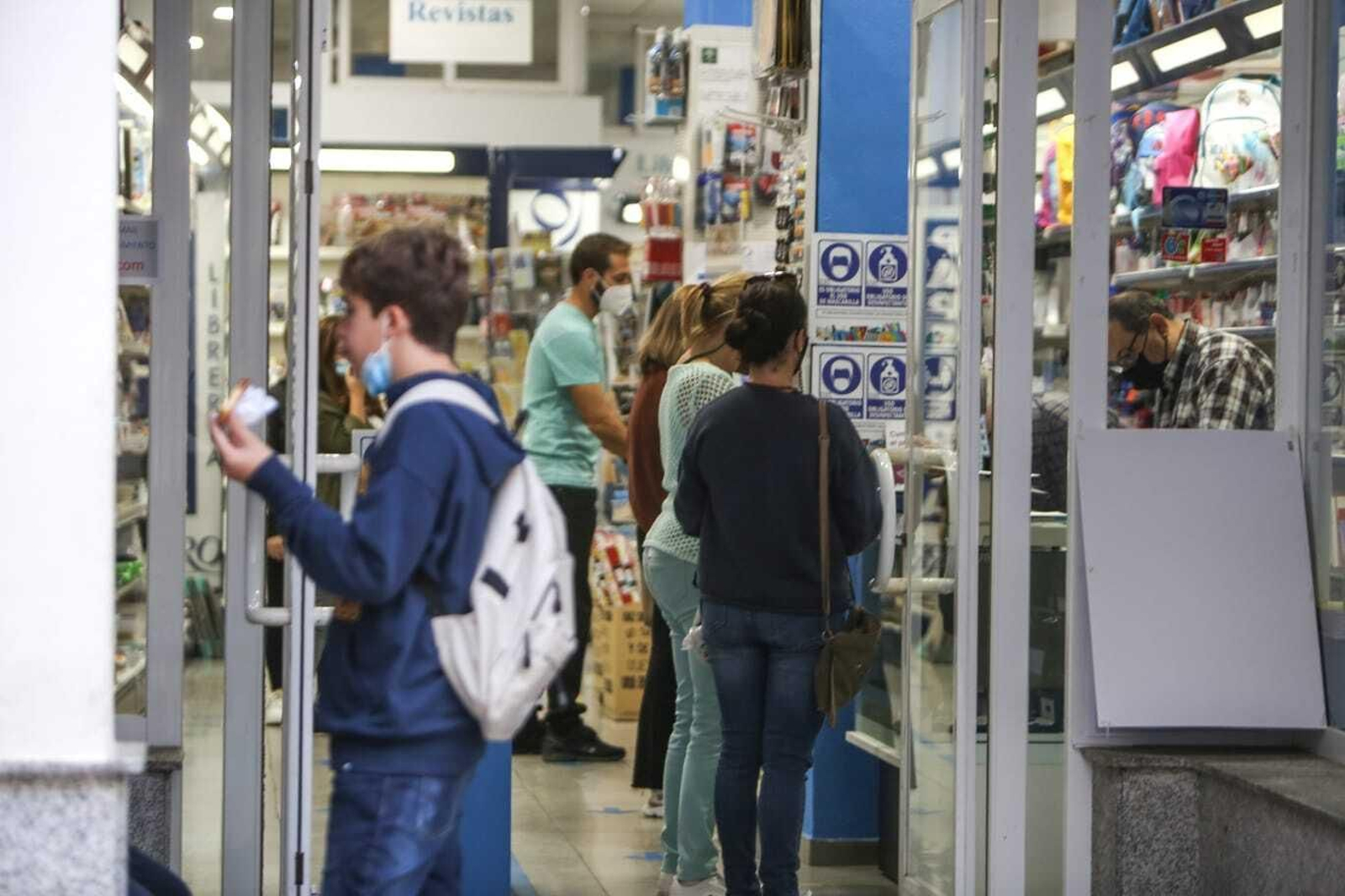 Imágenes de la primera jornada de cierres en bares y comercios de Chiclana