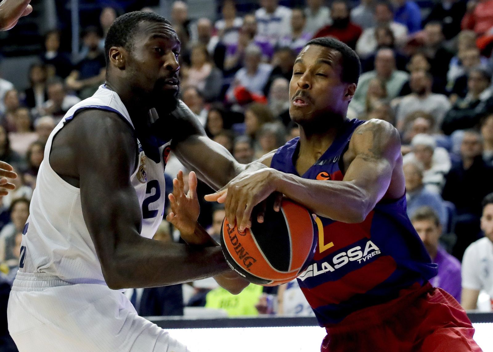 El madridista Hunter defiende al base azulgrana Renfroe.