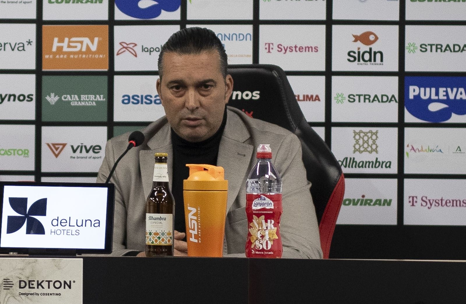 El presidente del Fundación CB Granada durante la rueda de prensa de presentación de Arturo Ruiz como entrenador.