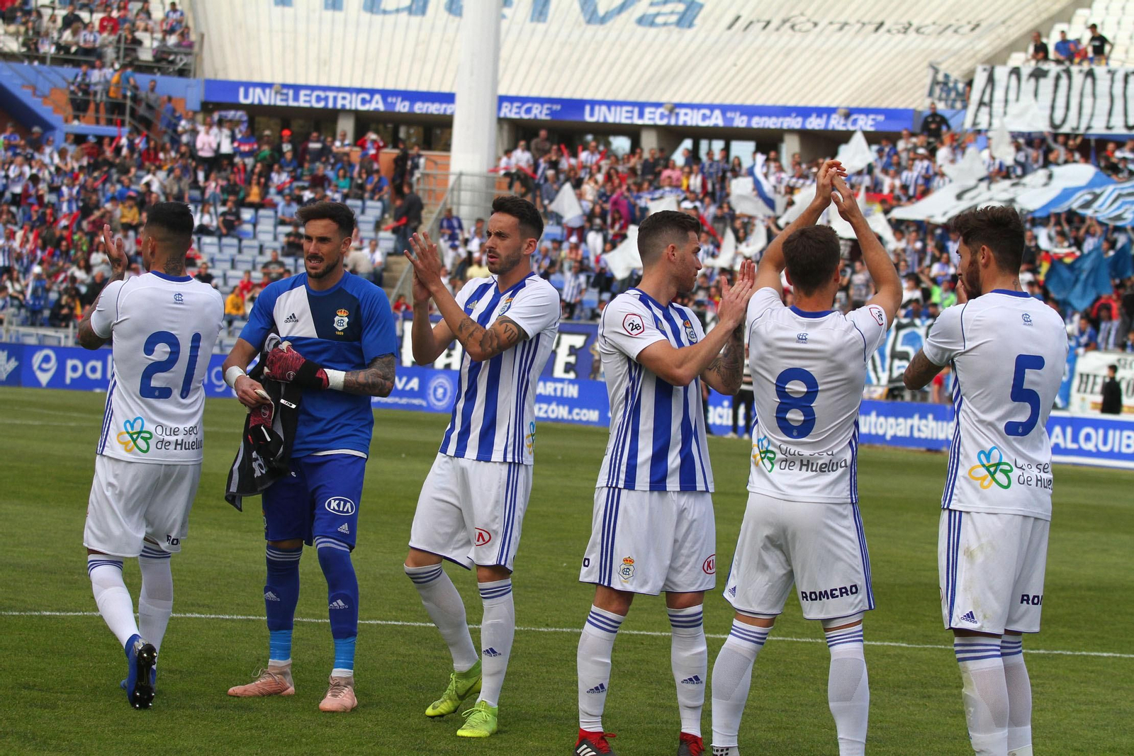 Ambientazo en las gradas del Recreativo de Huelva y el San Fernando