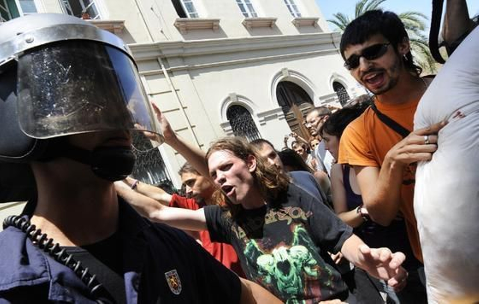 La carga policial contra los 'indignados' de Valencia, en imágenes

Foto: EFE