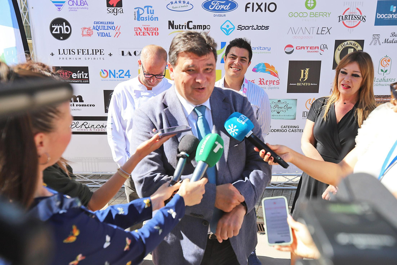 Imágenes del inicio del intento de conseguir el récord Guinnes de cortar jamón en Huelva