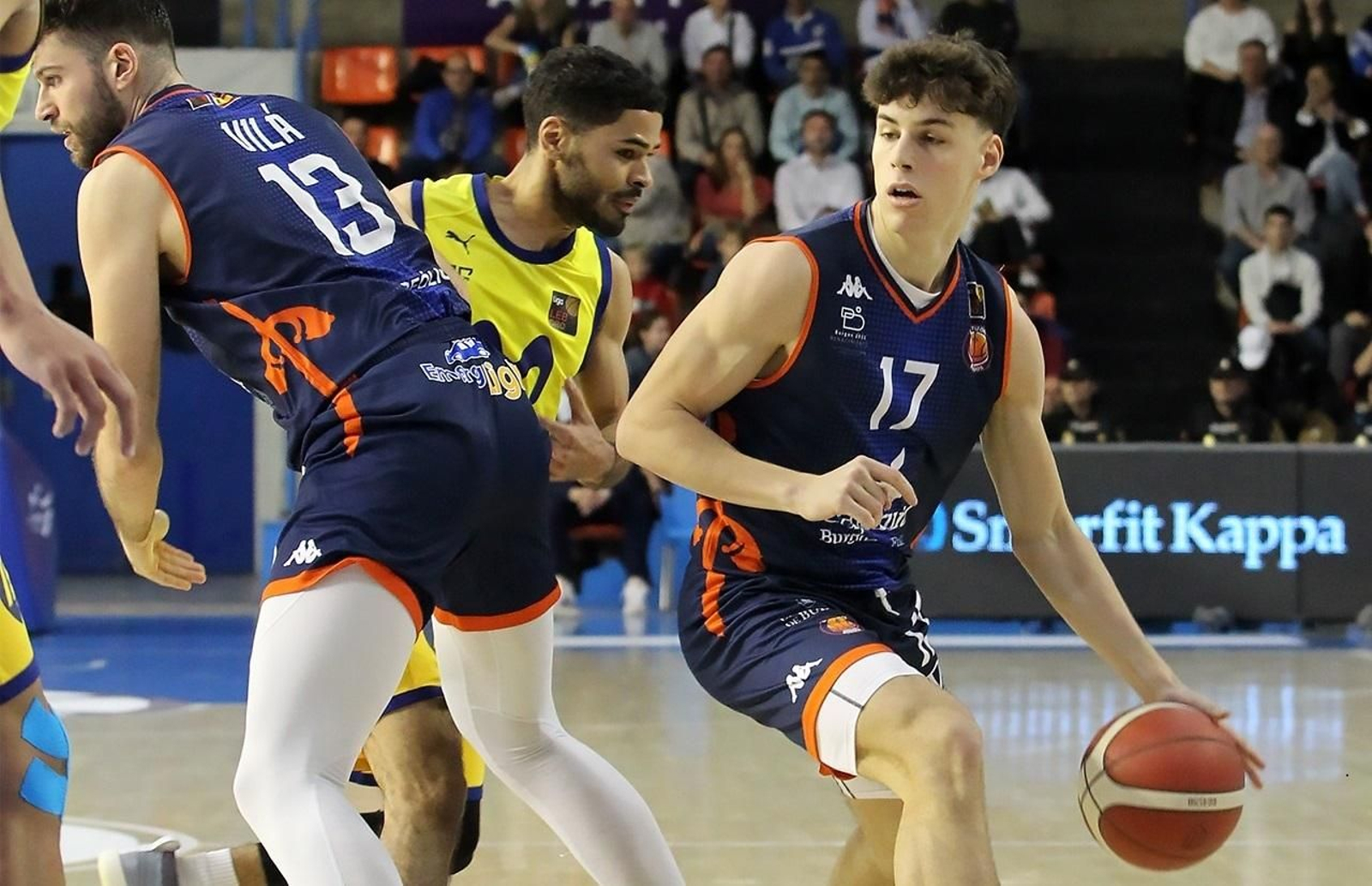 Mario Saint-Supéry bota el balón.