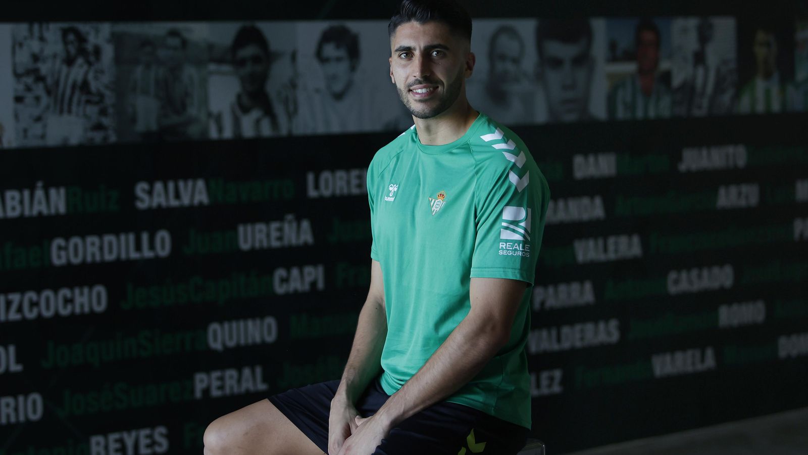 Rui Silva posa con un mural de canteranos béticos al fondo.