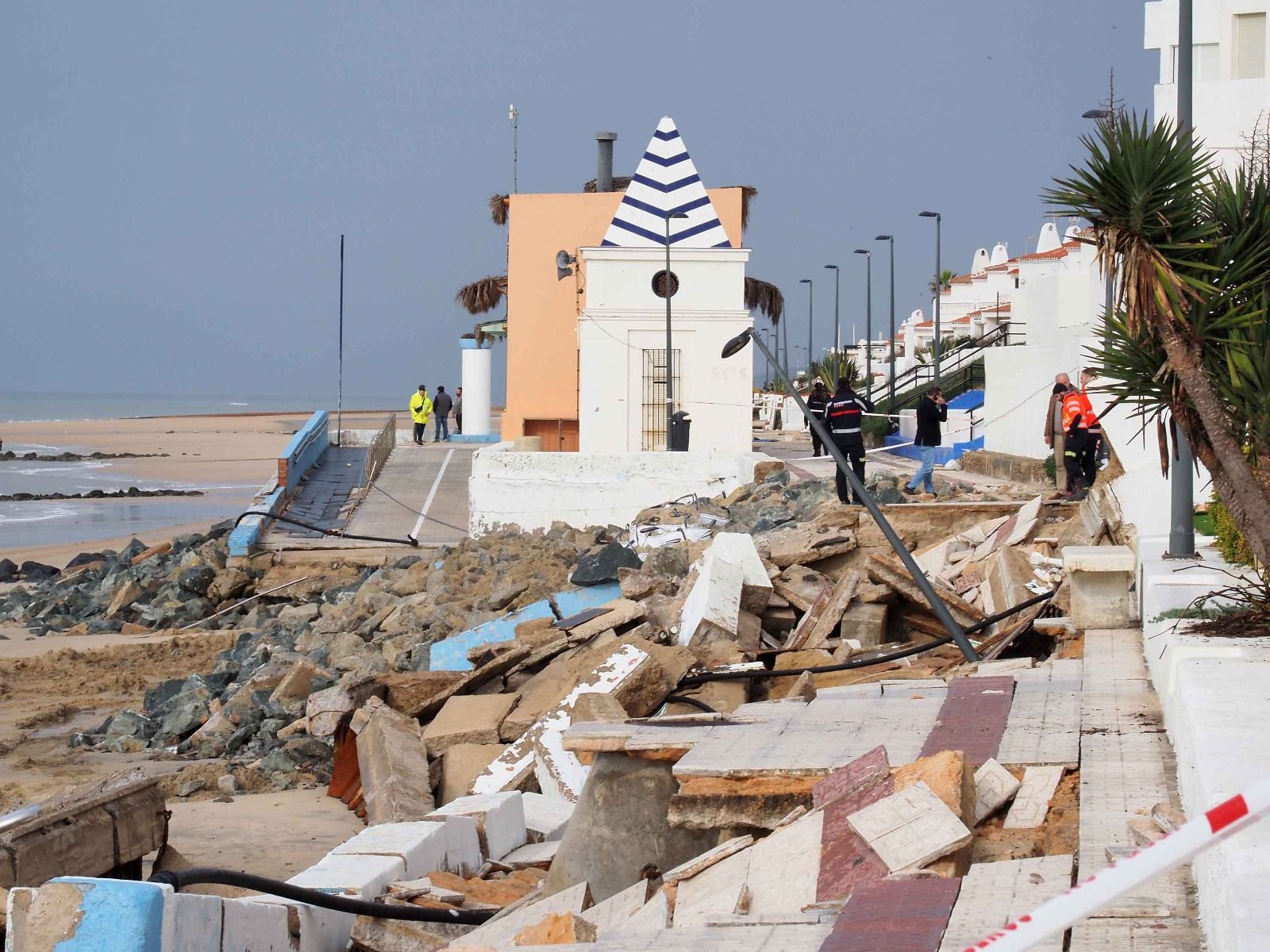 Las fotos de los destrozos del temporal en el paseo marítimo de Matalascañas