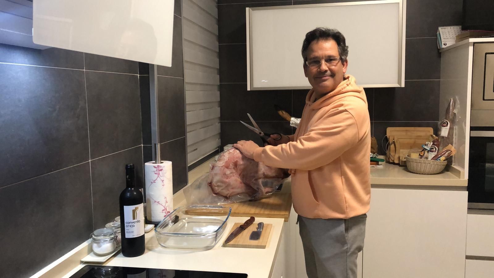 Rafa Berjillos en su cocina con el cochinillo que cenará en Nochevieja