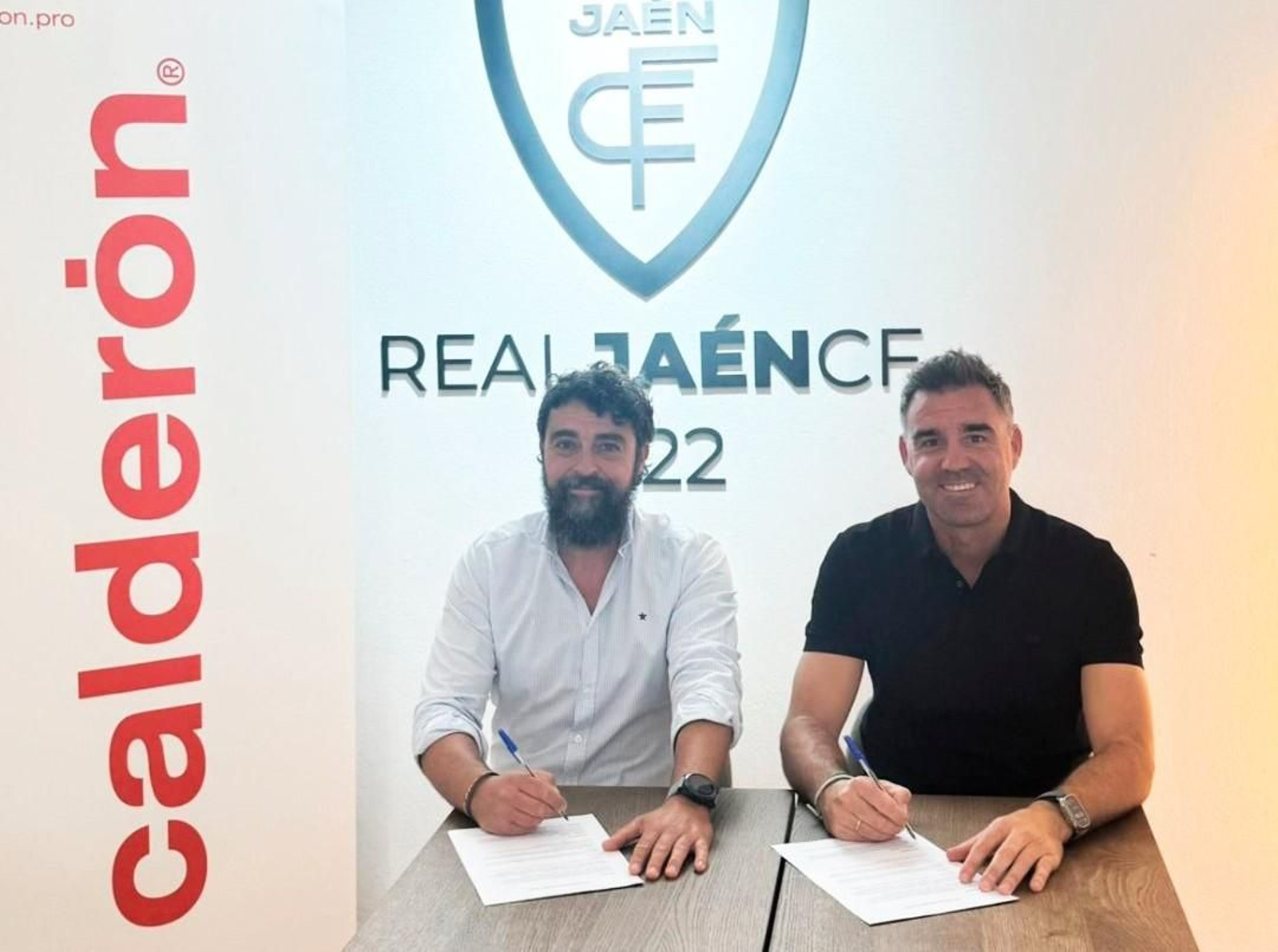 Cristóbal Calderón y Fran Anera, en el momento de la firma.