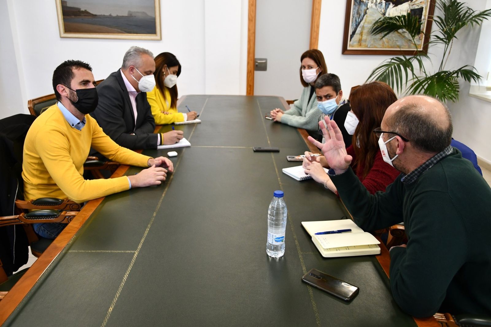 Una reunión entre representantes del Ayuntamiento y del Casino.