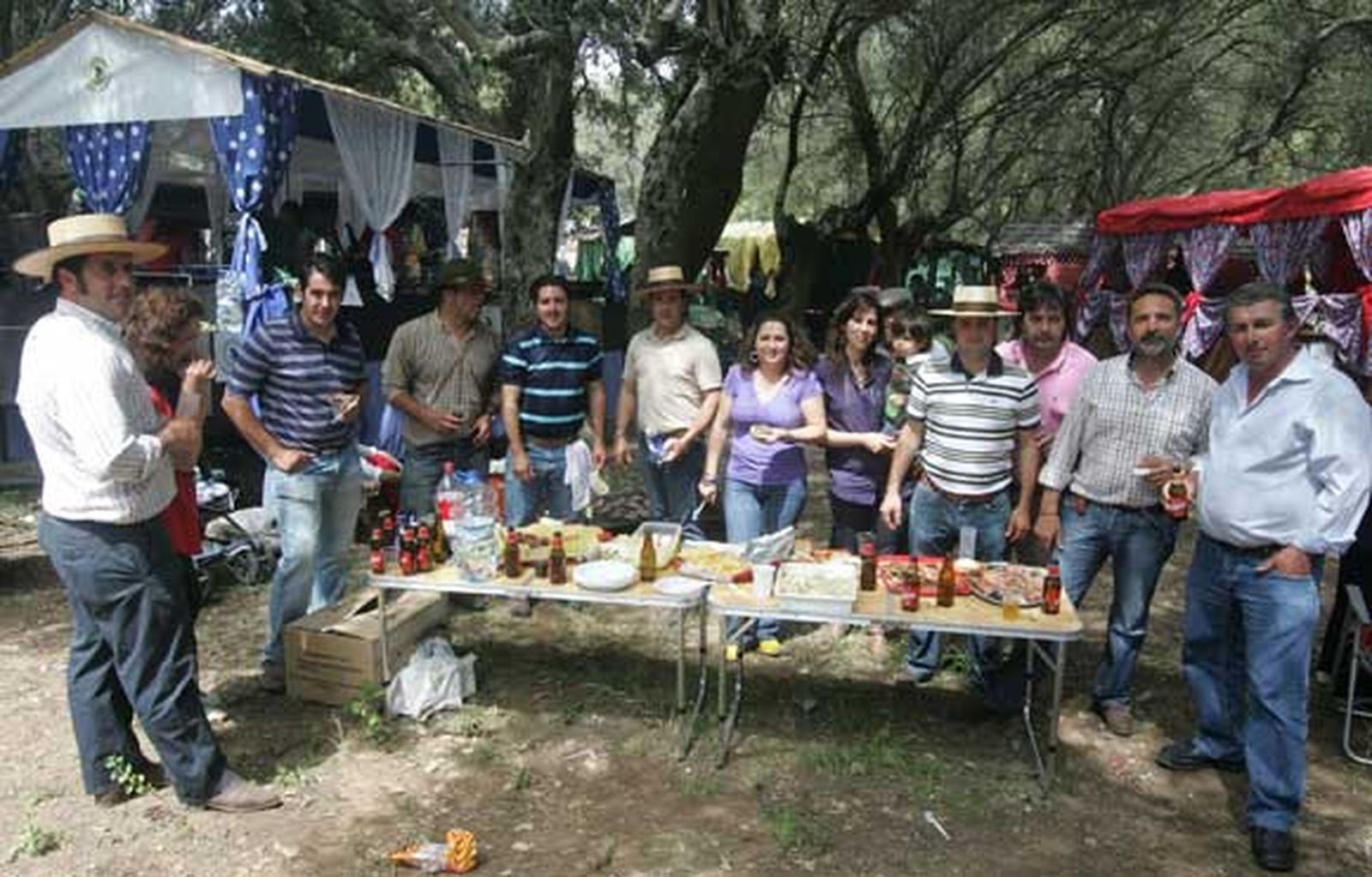 El almuerzo campestre marca la jornada en la Montera del Torero. La hermandad agradece la cada vez mayor afluencia de personas a la misa en honor al patrón./Fotos:José María Quiñones