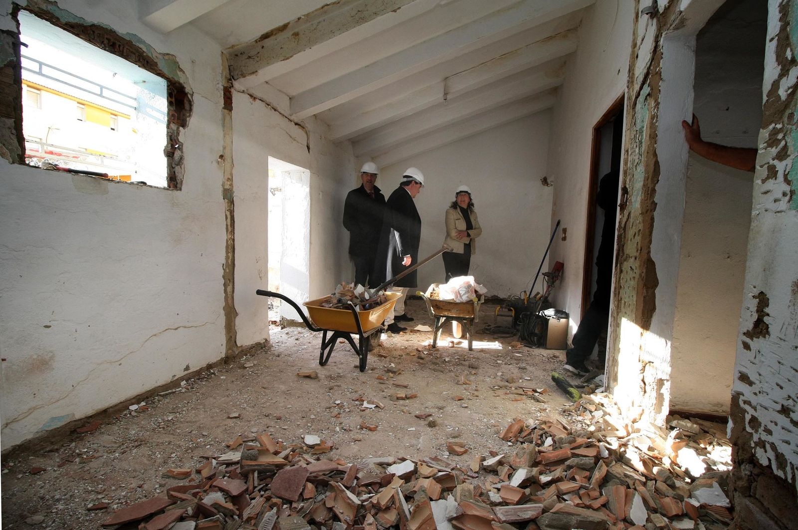 La visita del alcalde a las obras de rehabilitación de las viviendas de Pérez Cubillas, en imágenes