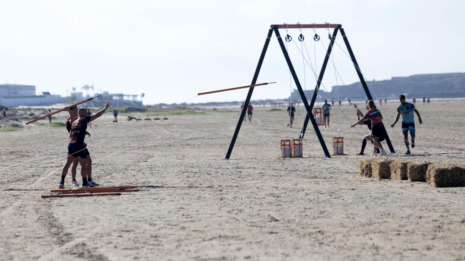 Carrera de obstáculos Adrenaline Race, en la playa de los Lances, en imágenes