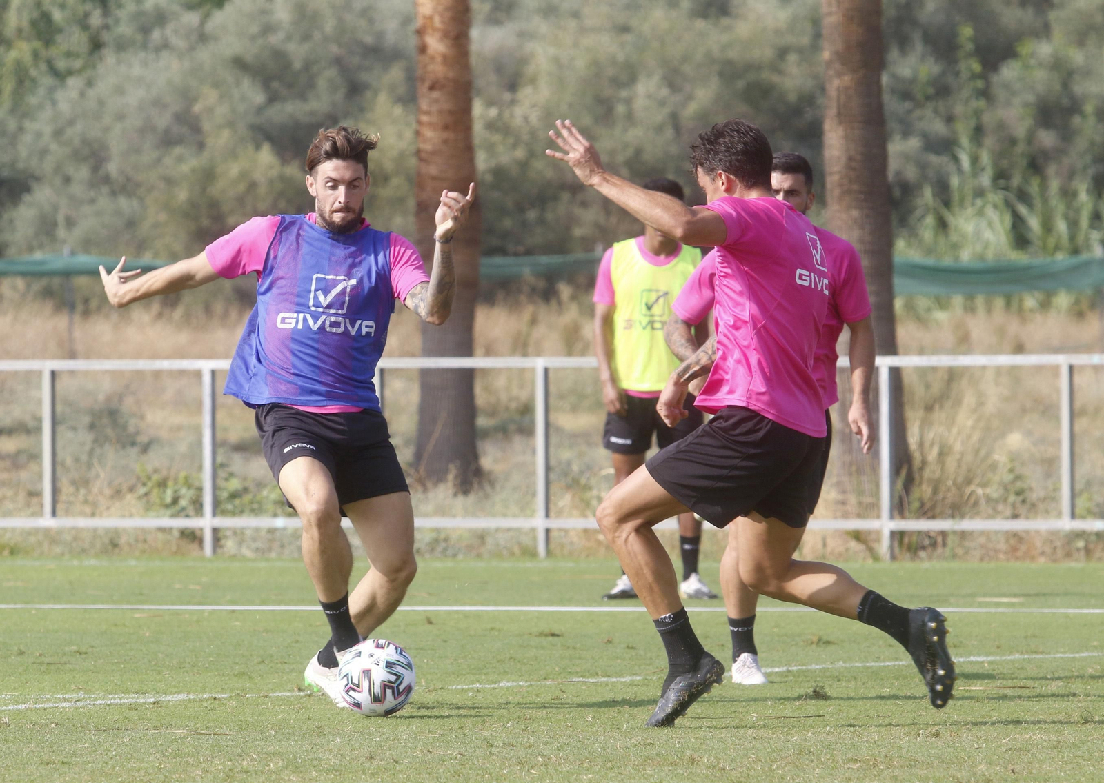 Samu Delgado intenta salvar la entrada de Manu Farrando, durante un entrenamiento.