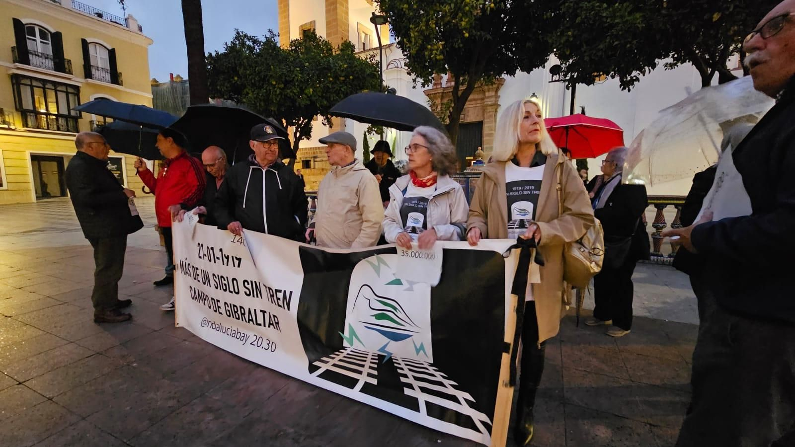Los participantes en la concentración por las conexiones ferroviarias. Los participantes en la concentración por las conexiones ferroviarias.