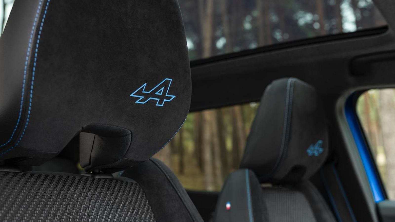 La versión Iconic Esprit Alpine no sólo tiene elementos decorativos en su carrocería o mayor dotación funcional que otras, también tiene una tapicería específica.