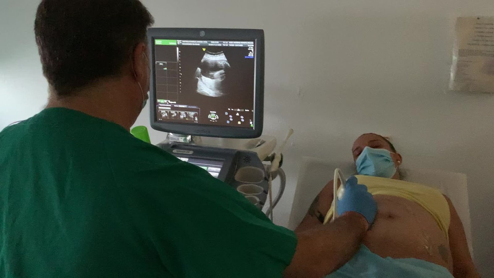 El ginecólogo realiza una ecografía a una de las embarazadas.