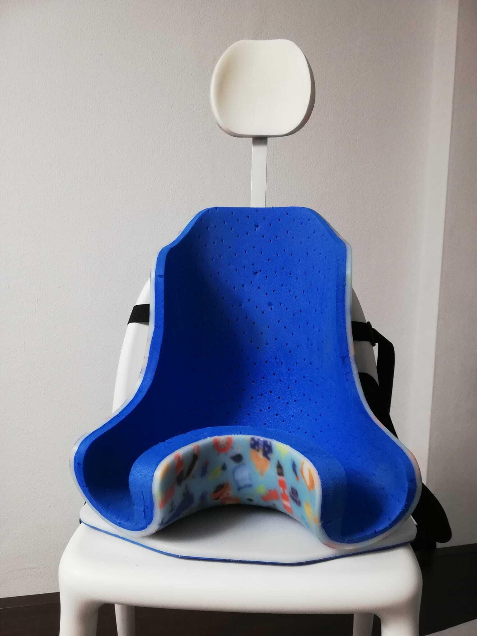 La silla corsé que necesita Adrián en su colegio.