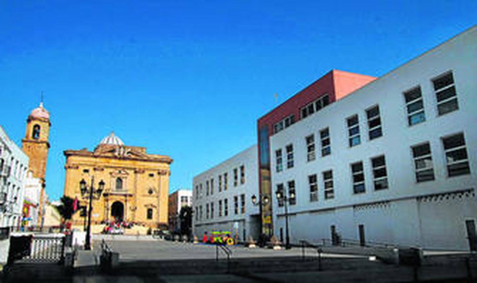 Vista del edificio de la Plaza Mayor, a la derecha de la imagen, pendiente aún de su puesta en funcionamiento.
