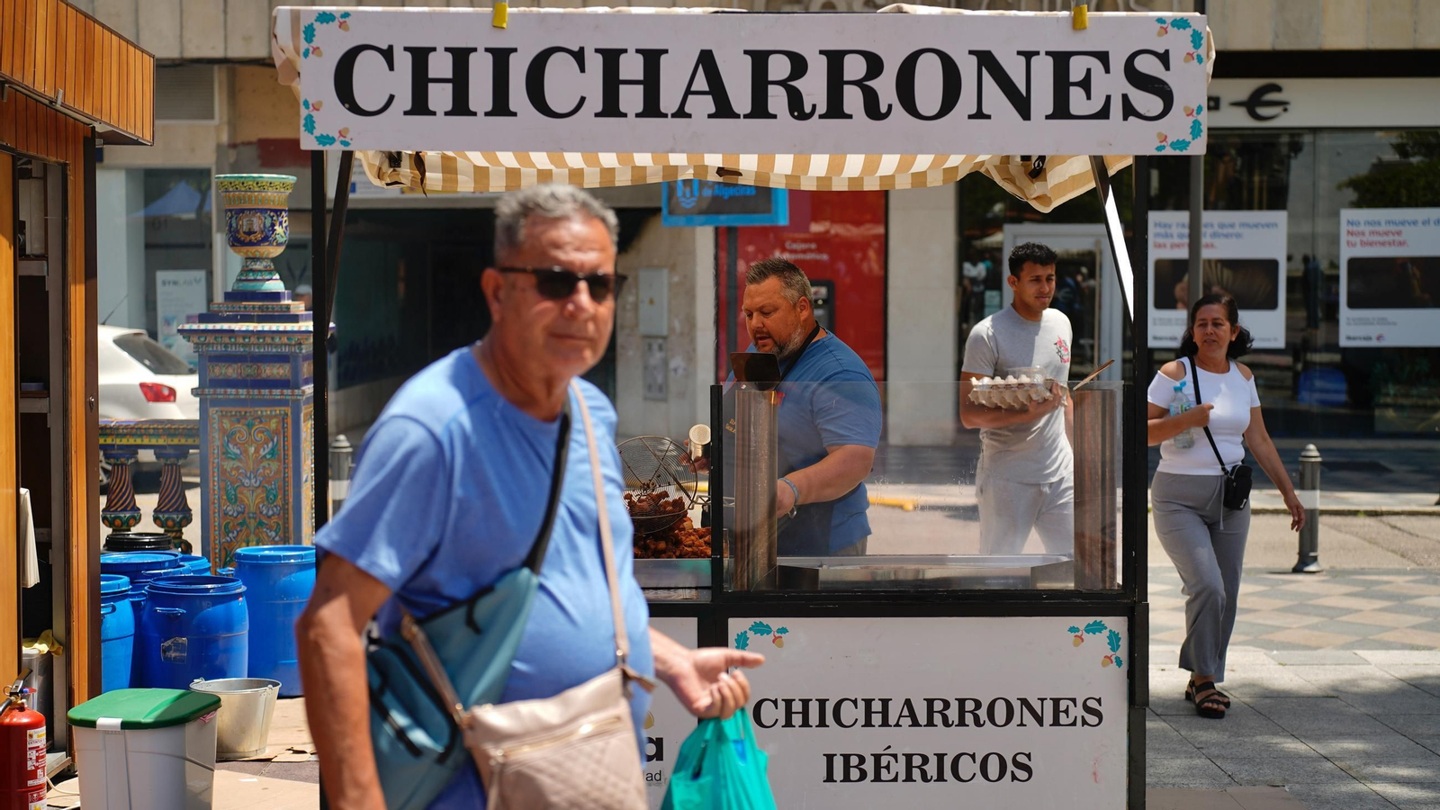 Muchas personas se reunen en la Plaza Alta, bailando y comiendo paella junto a la Feria de los Parques Naturales de Cádiz