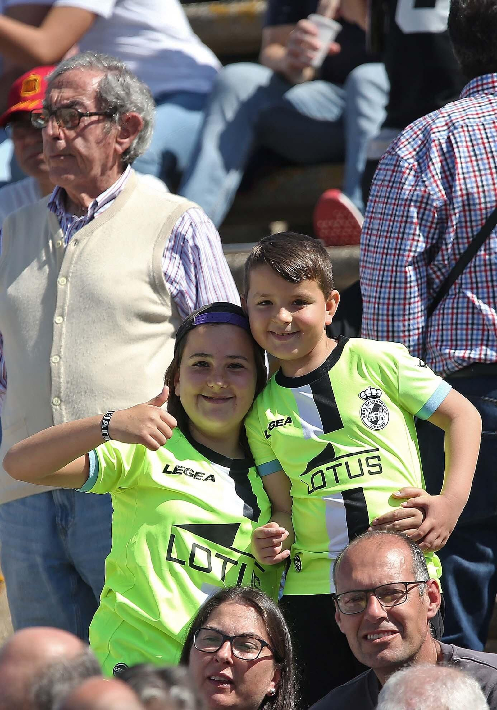 Fotos de la afición durante el Balona - Badajoz en el estadio municipal de La Línea