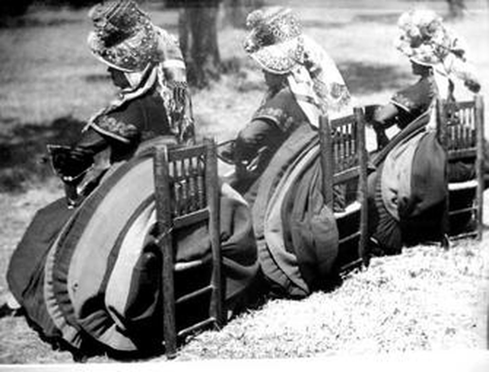 Imagen de tres aldeanas de Cáceres en 1933, tomada por Ortiz-Echagüe.