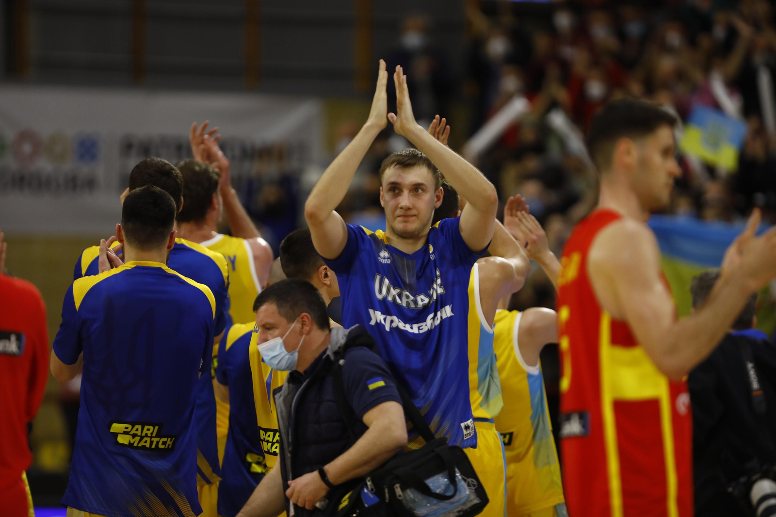 Las imágenes del emotivo encuentro entre España y Ucrania en Córdoba