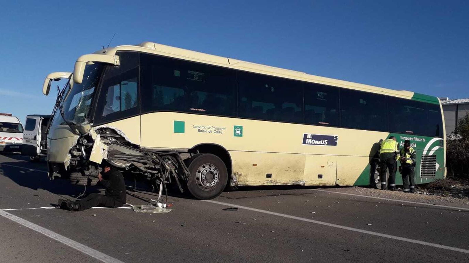 El autobús quedó desplazado varios metros tras el impacto brutal entre los dos vehículos