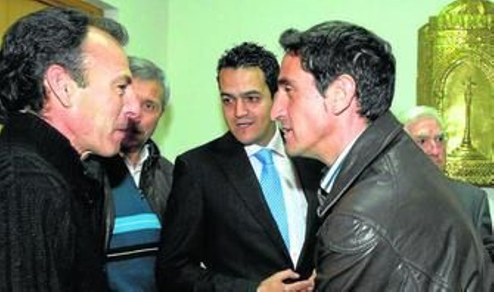 Gabino saluda a Manolo Jiménez en presencia de Pablo Blanco, Roberto Arrocha y el fallecido Juan Arza.