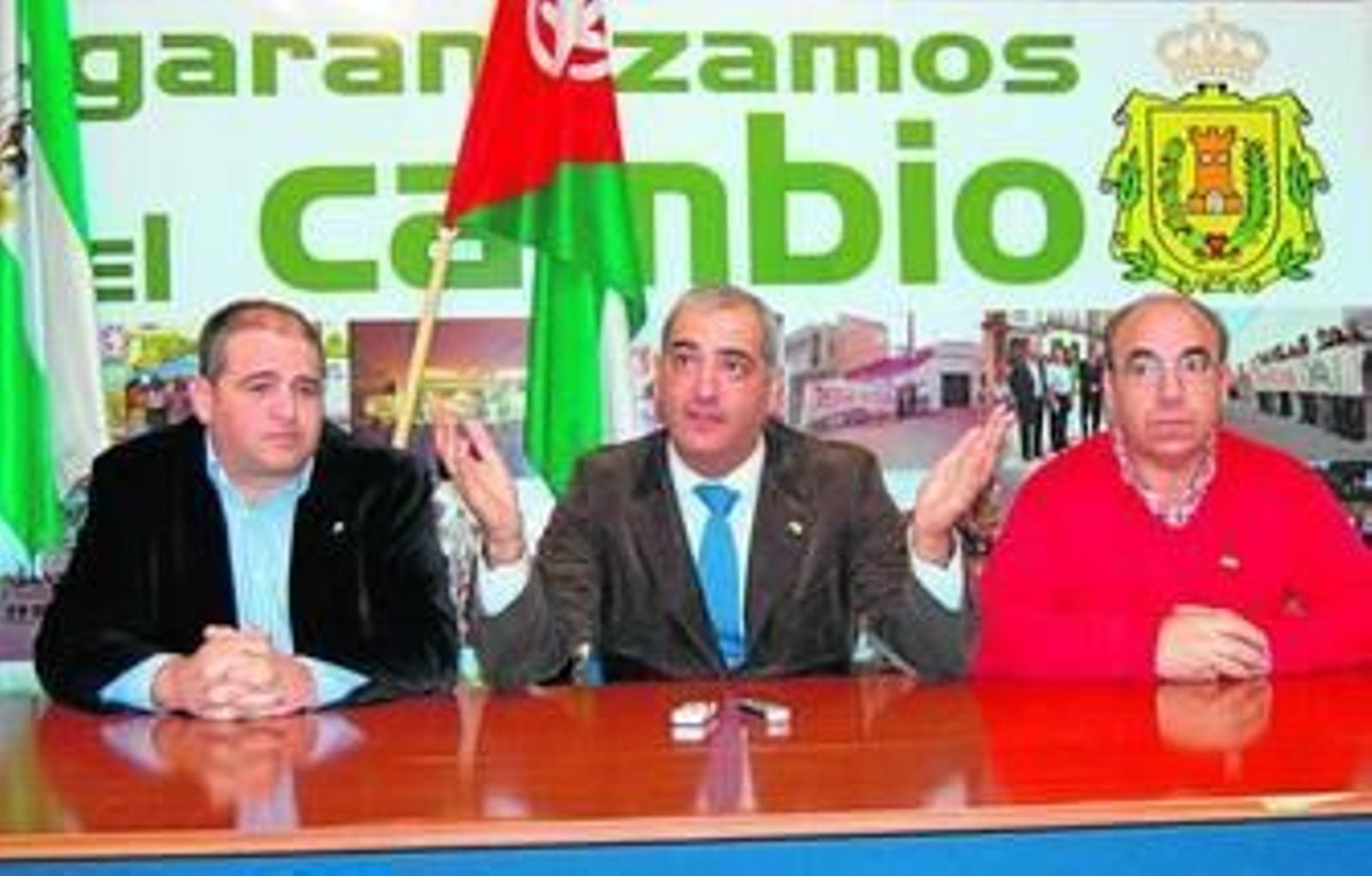 Antonio Jesús Ruiz, junto a Romero y Gómez en la sede el PA en Los Barrios, en imagen de archivo.