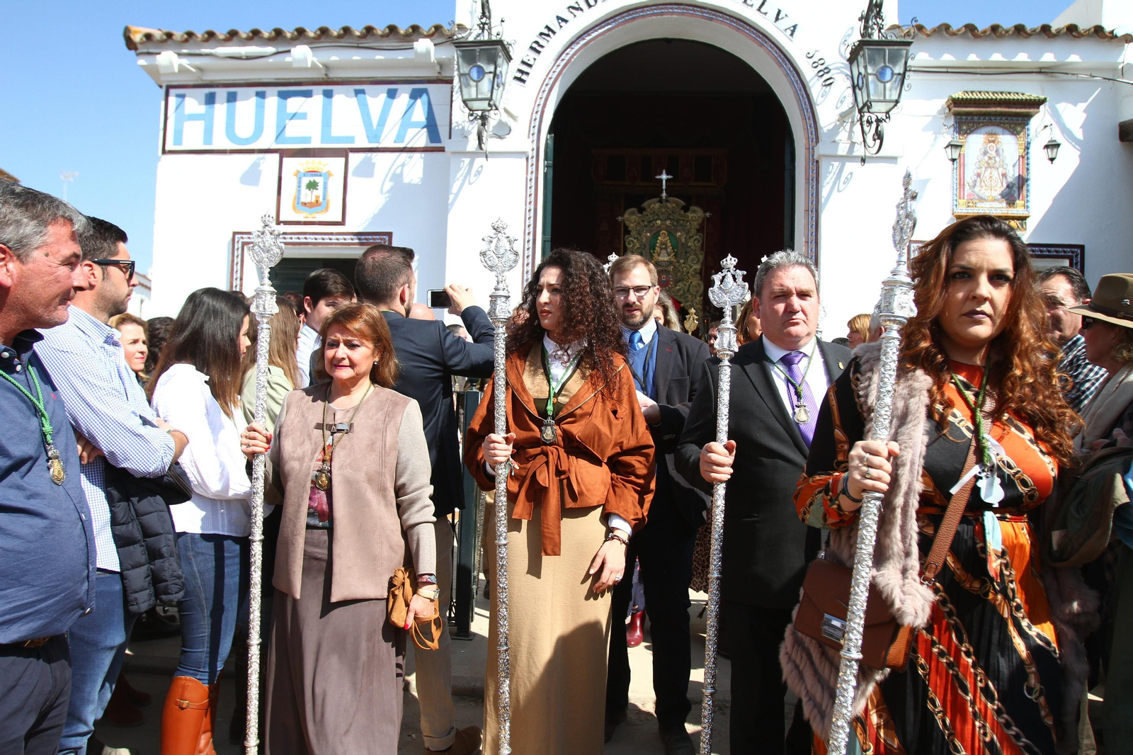 La Hermandad de Huelva se presenta ante la Virgen del Rocío en su peregrinación a la aldea almonteña