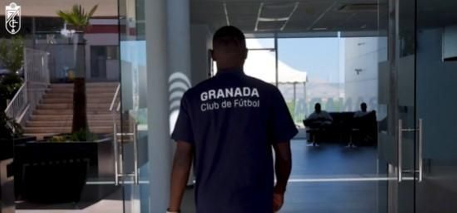 El lateral entrando en la Ciudad Deportiva