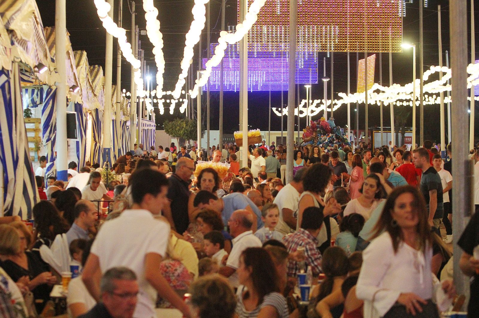 Numerosas personas en las distintas casetas instaladas en el Recinto Colombino en la pasada edición de los festejos.