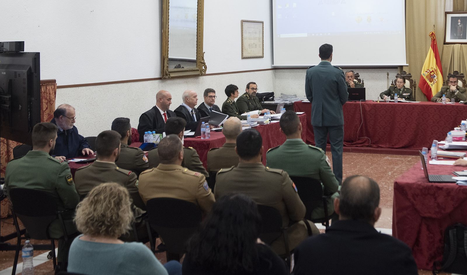 Los ocho acusados, en una de las sesiones del juicio. Al fondo a la izquierda, la  fiscal.