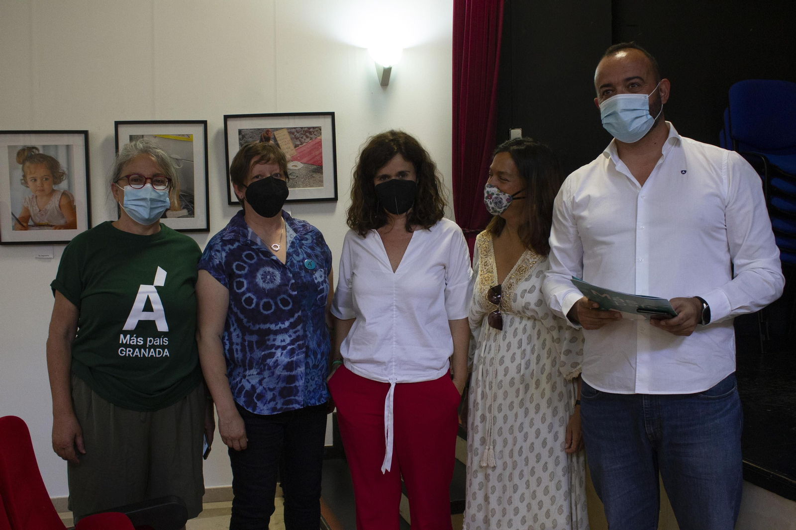 La coordinadora de Más País Andalucía, Esperanza Gómez, en el centro, este viernes en Granada.