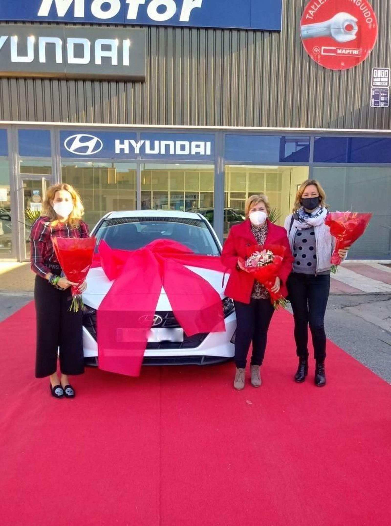 Momento de la entrega del coche a la agraciada.