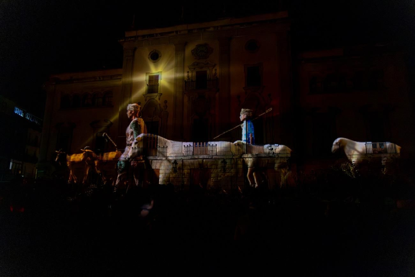 Los jiennenses disfrutan del centro de la ciudad, rodeados de un ambiente navideño