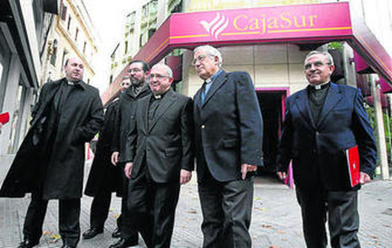 Gómez Sierra, ayer junto a varios directivos de Cajasur.