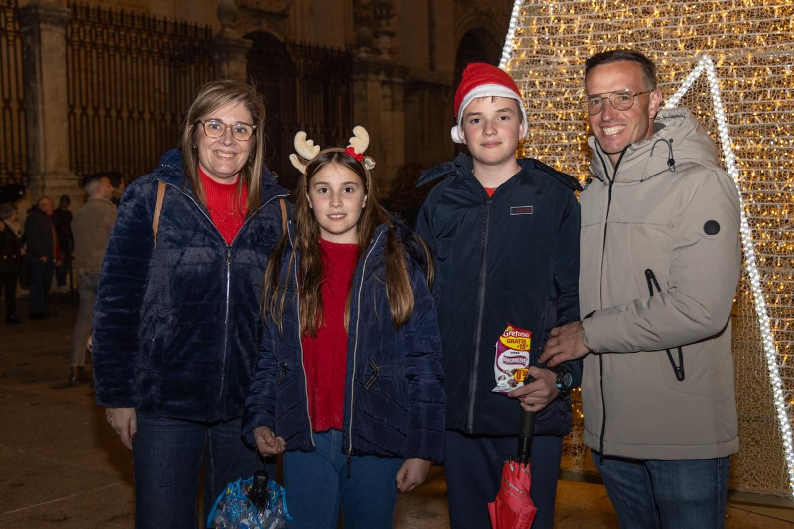 Los jiennenses disfrutan del centro de la ciudad, rodeados de un ambiente navideño