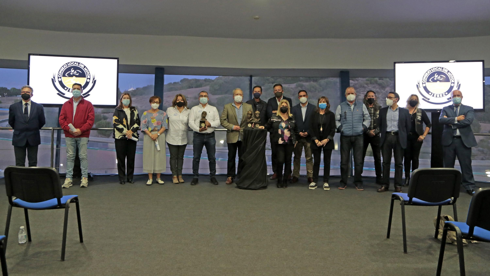 Los galardonados en la tercera edición de los Premios del Motor, posando con Mamen Sánchez y miembros del jurado en el ovni del Circuito de Jerez.