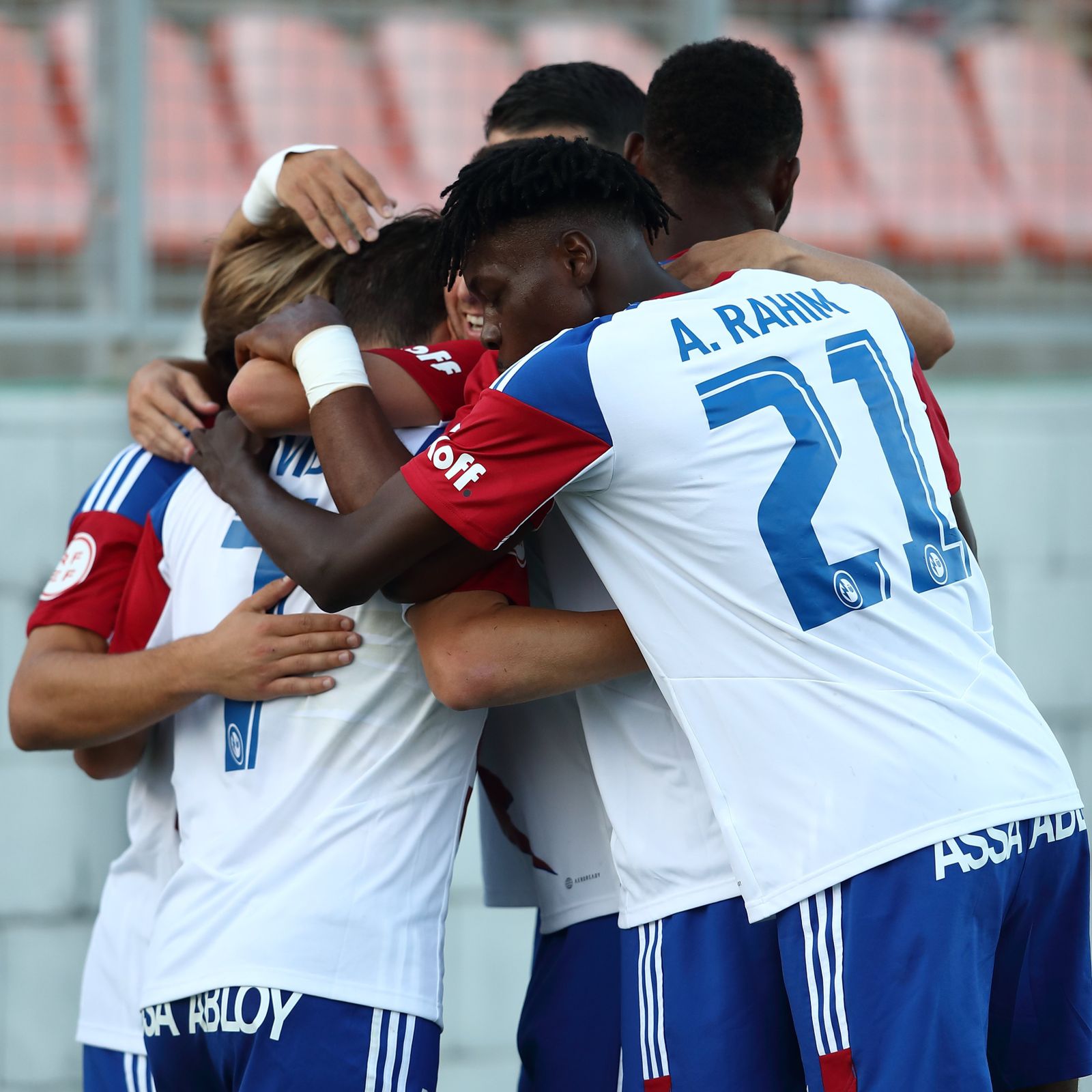Los jugadores del Rayo Majadahonda celebran un gol ante el Badajoz.