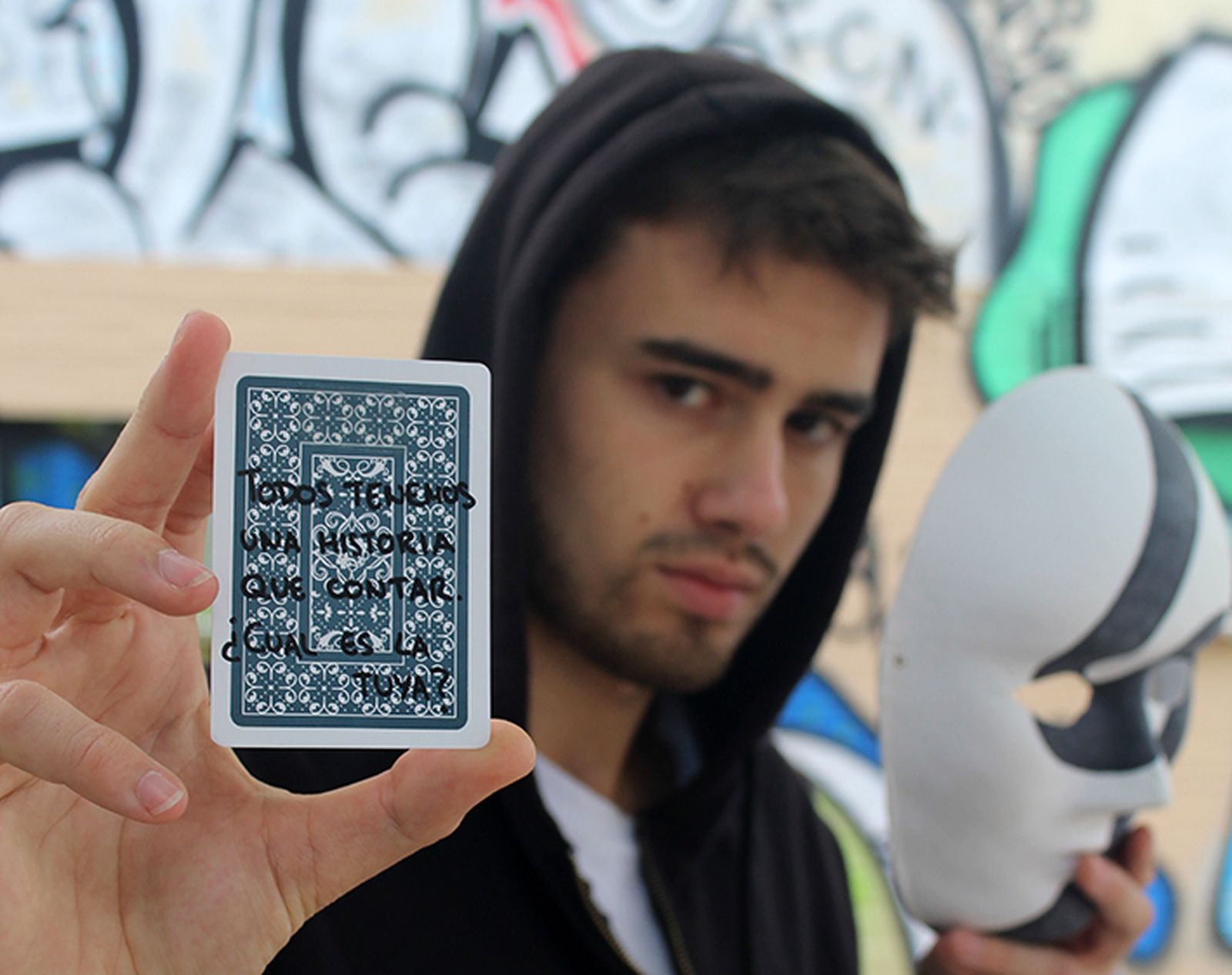 Diego Jiménez sujetando una carta de póker.