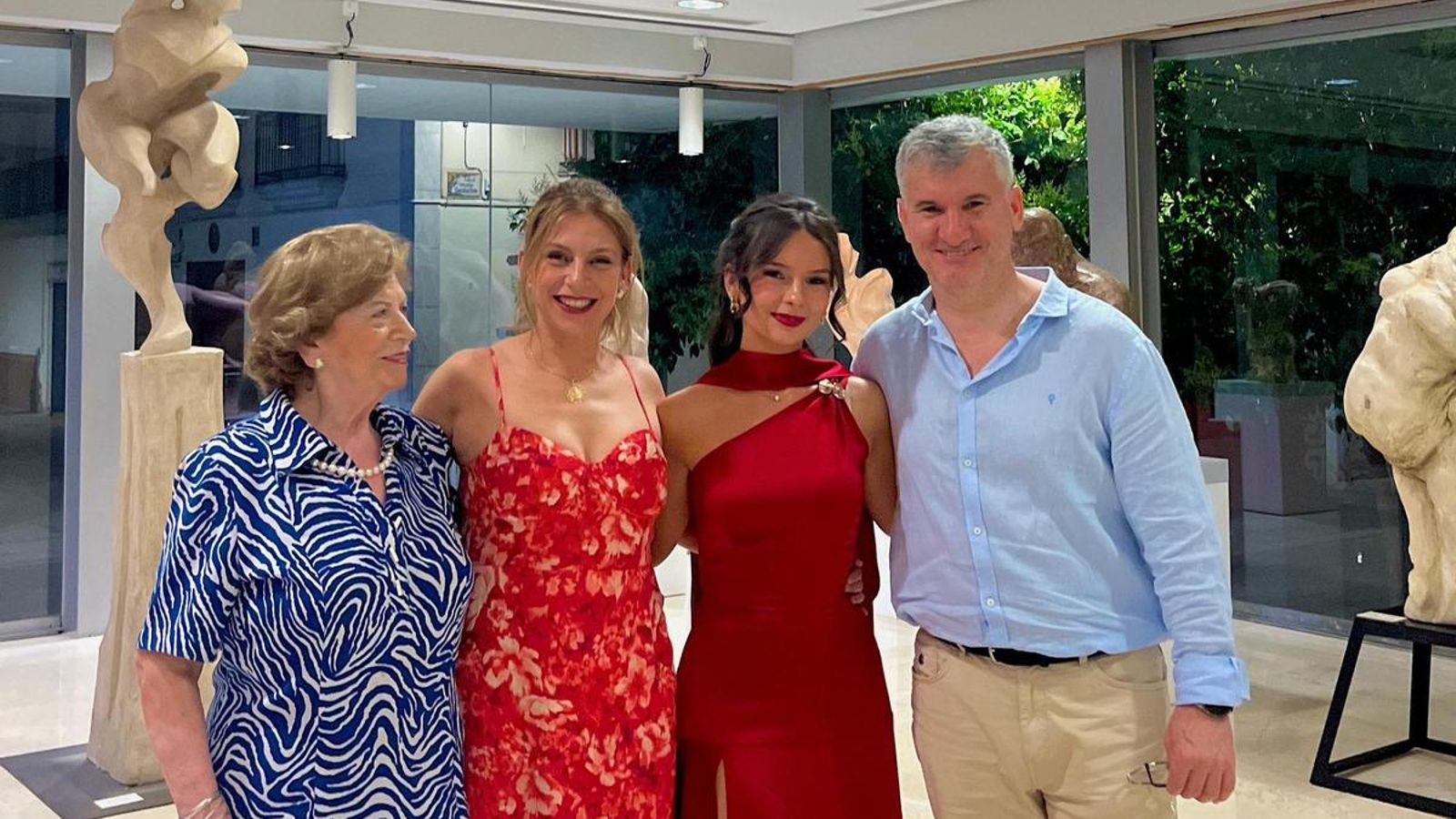 Cristina de la Rosa junto a su familia durante su acto de graduación.