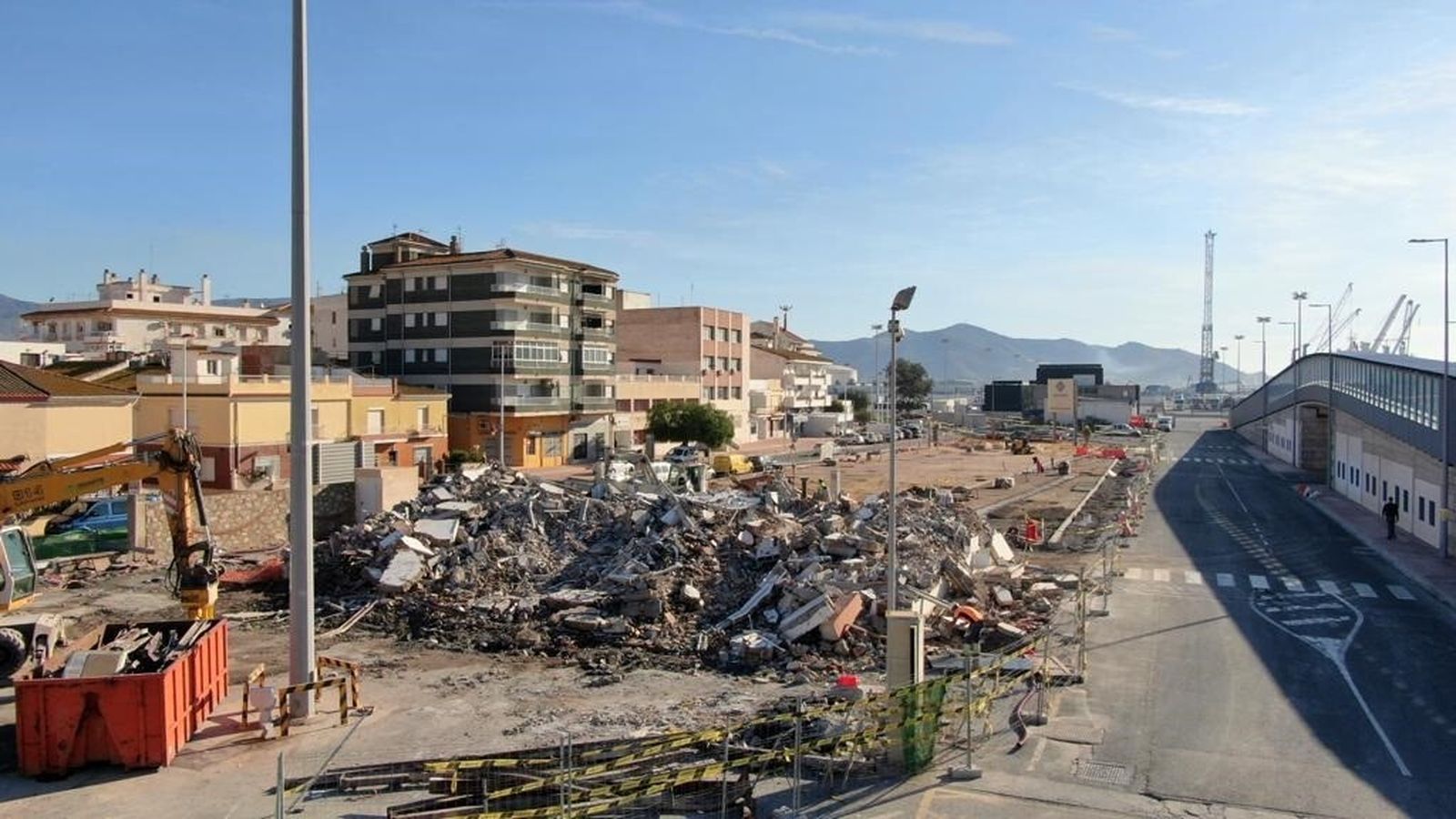 Imagen de la demolición del antiguo edificio de la estiba del Puerto de Motril
